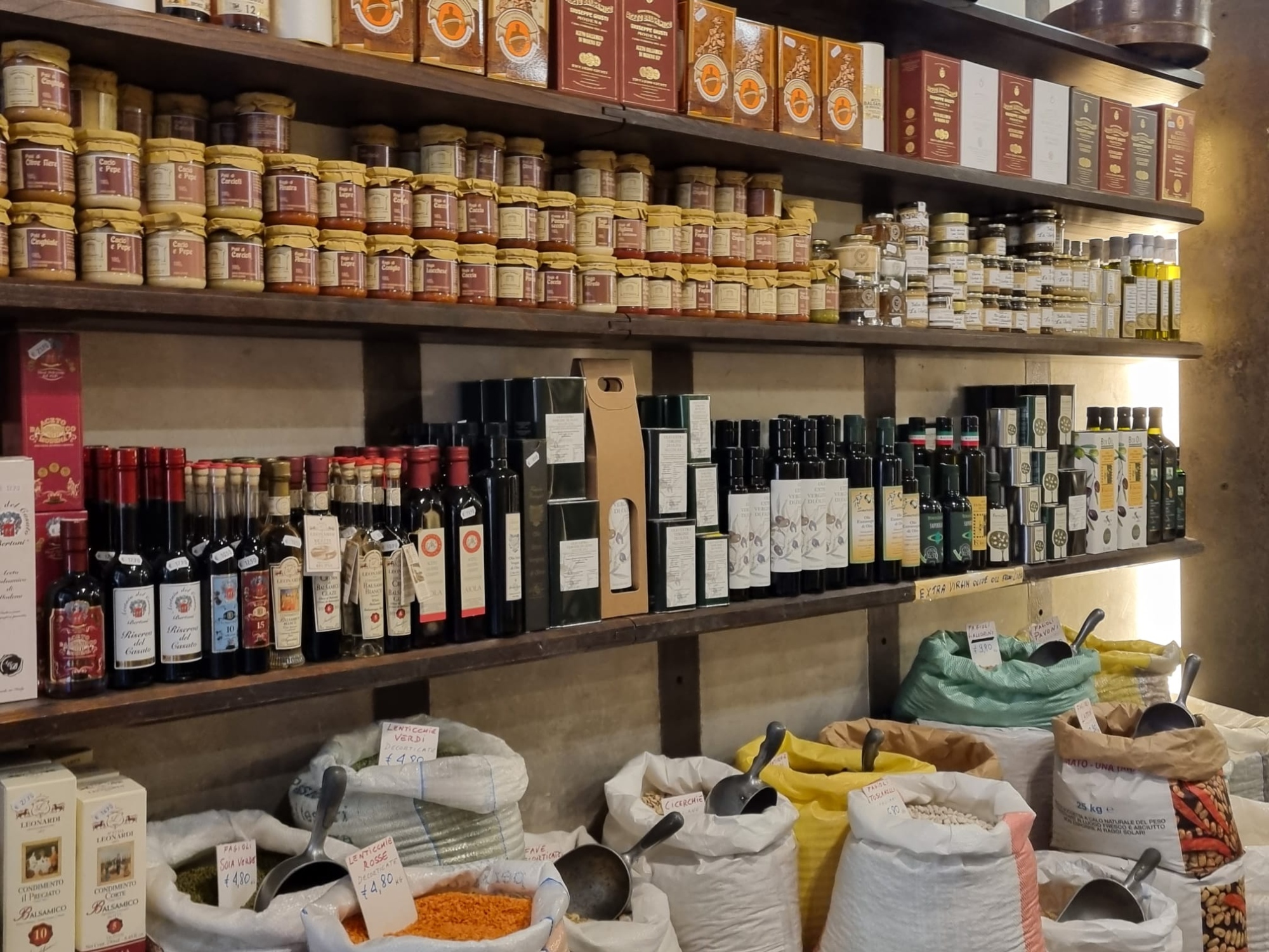 Visita ai negozi storici di Lucca e poi aperitivo