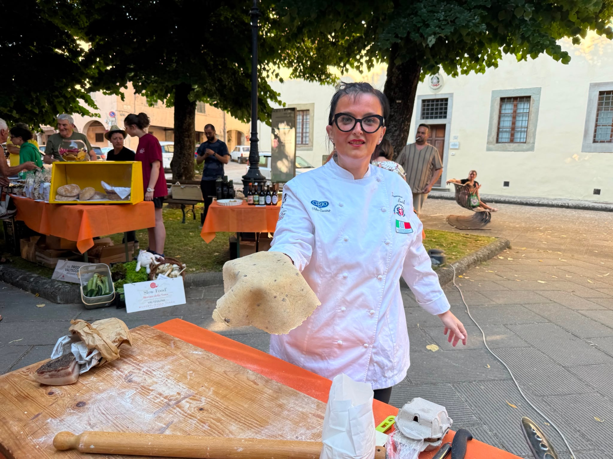 Immagine della chef che mostra un impasto appena fatto