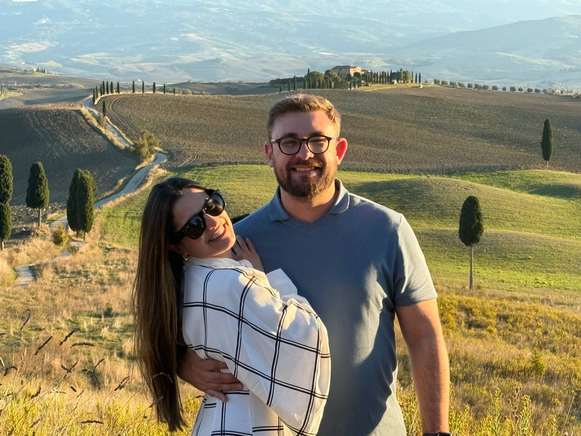 Foto panoramica di coppia con cipressi e spot del gladiatore