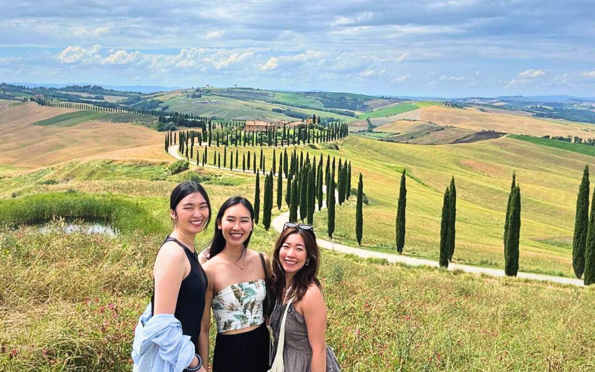 Strada panoramica con cipressi in val d'orcia