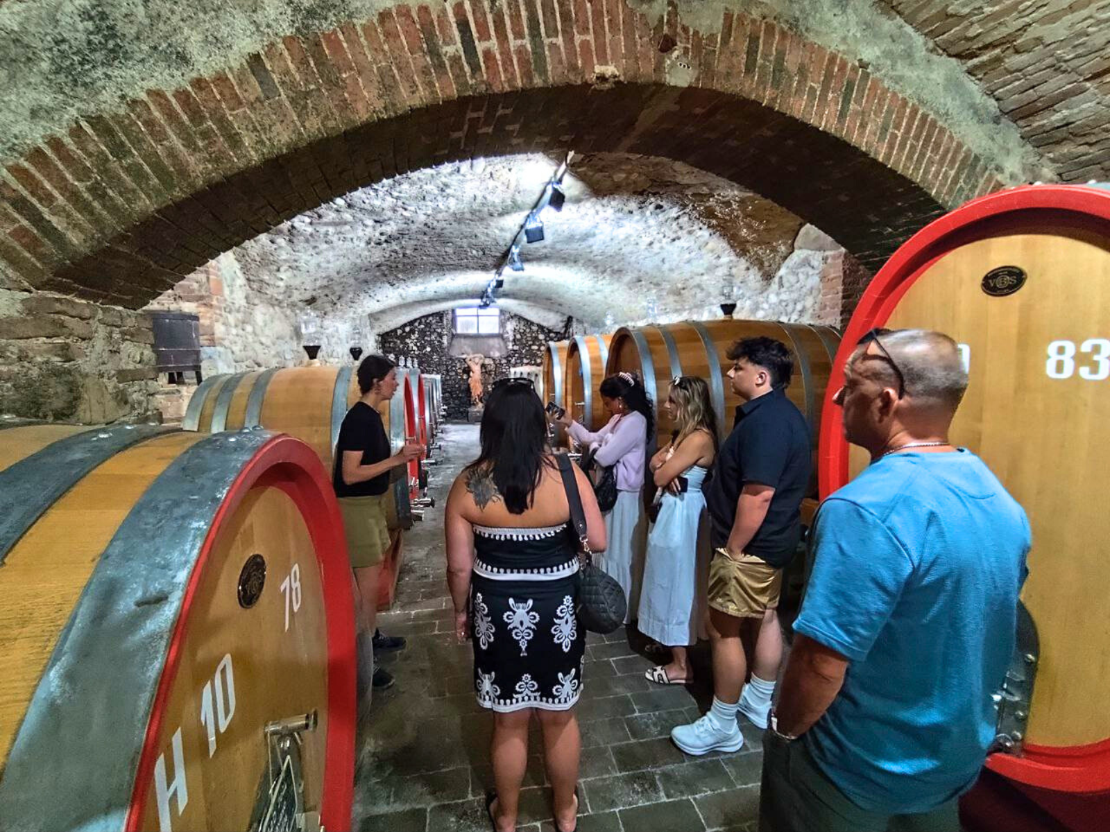 Interno di una cantina con botti in legno