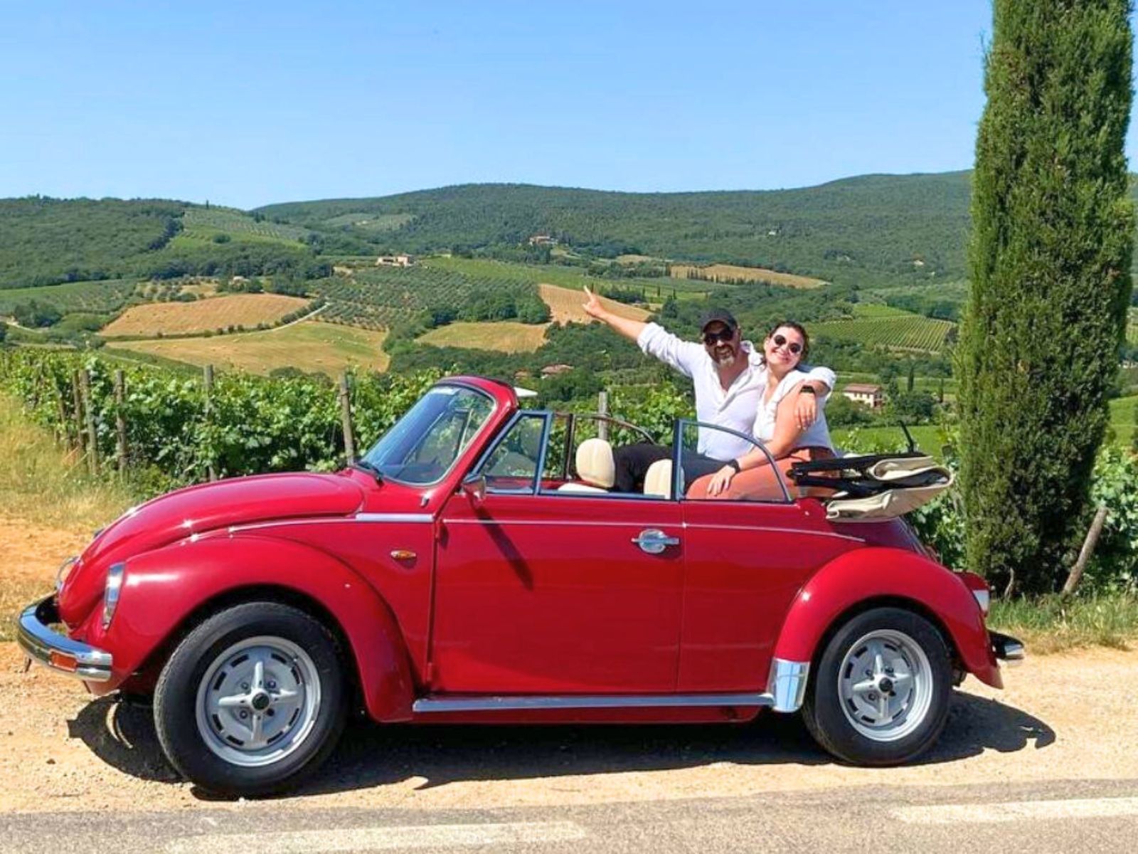 Maggiolino tra panorami toscani