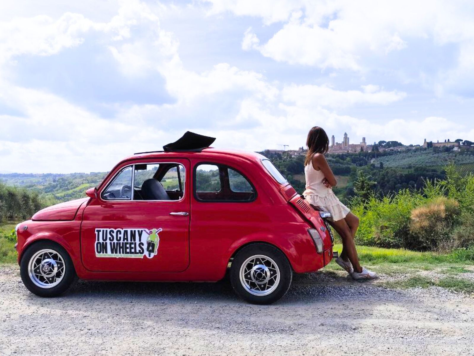 Fiat 500 vintage parcheggiata tra i vigneti