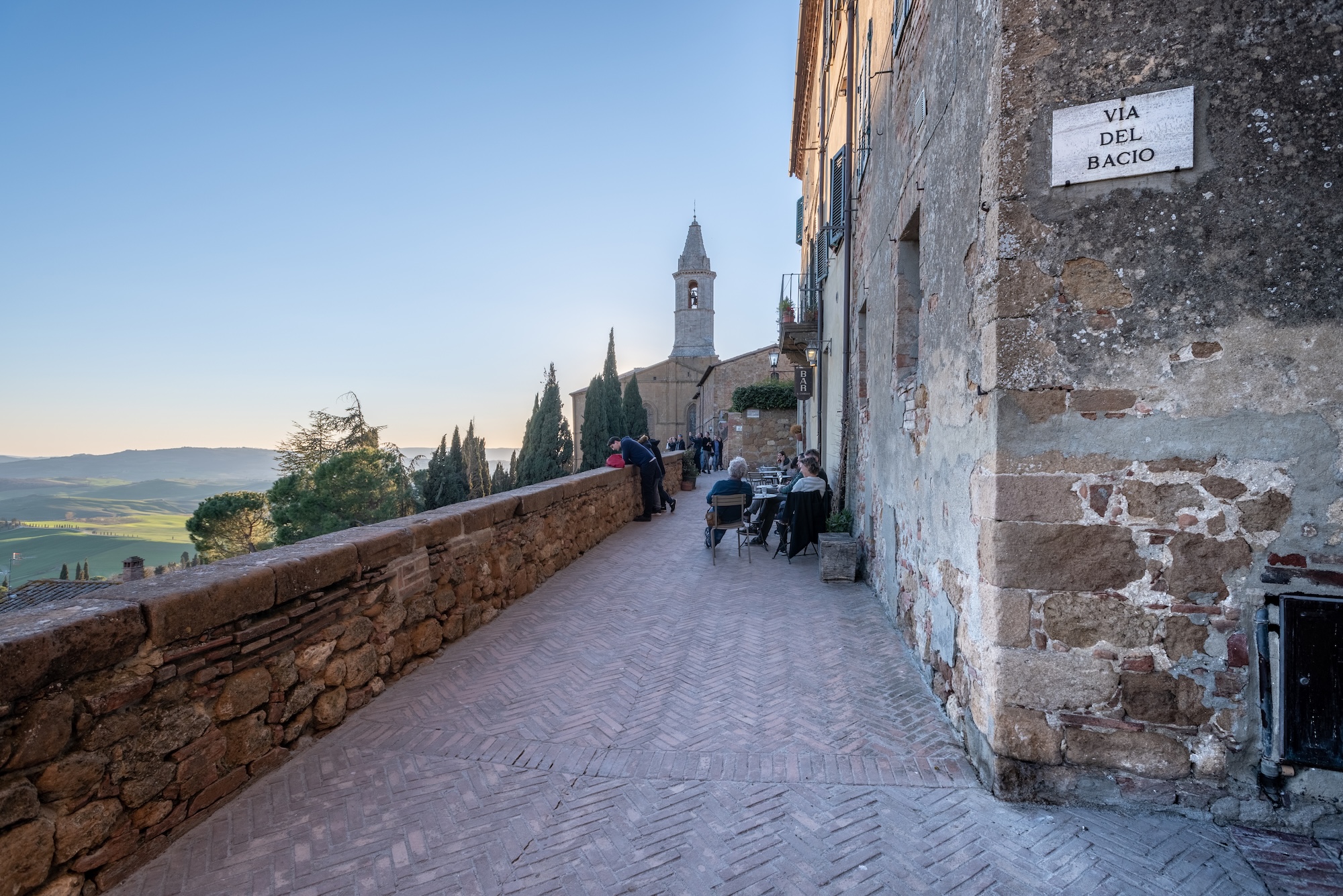 Pienza, una strada panoramica del centro storico con la vista sulla campagna della Val d’Orcia.
