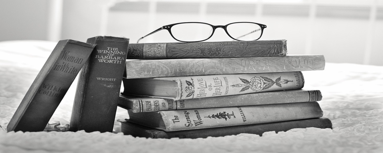 Pila di libri con occhiali appoggiati