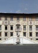 Dopo Piazza dei Miracoli, il tour ti porterà ad esplorare la medievale Piazza dei Cavalieri, sede della Scuola Normale Superiore di Pisa