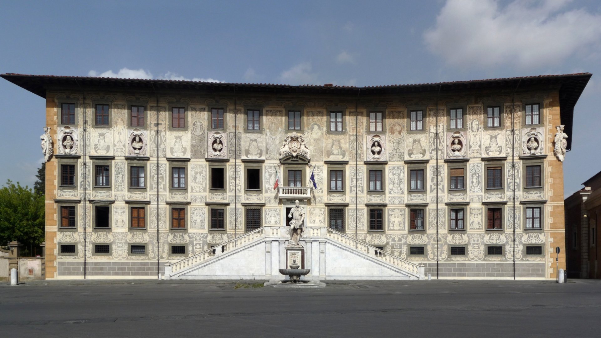 Dopo Piazza dei Miracoli, il tour ti porterà ad esplorare la medievale Piazza dei Cavalieri, sede della Scuola Normale Superiore di Pisa