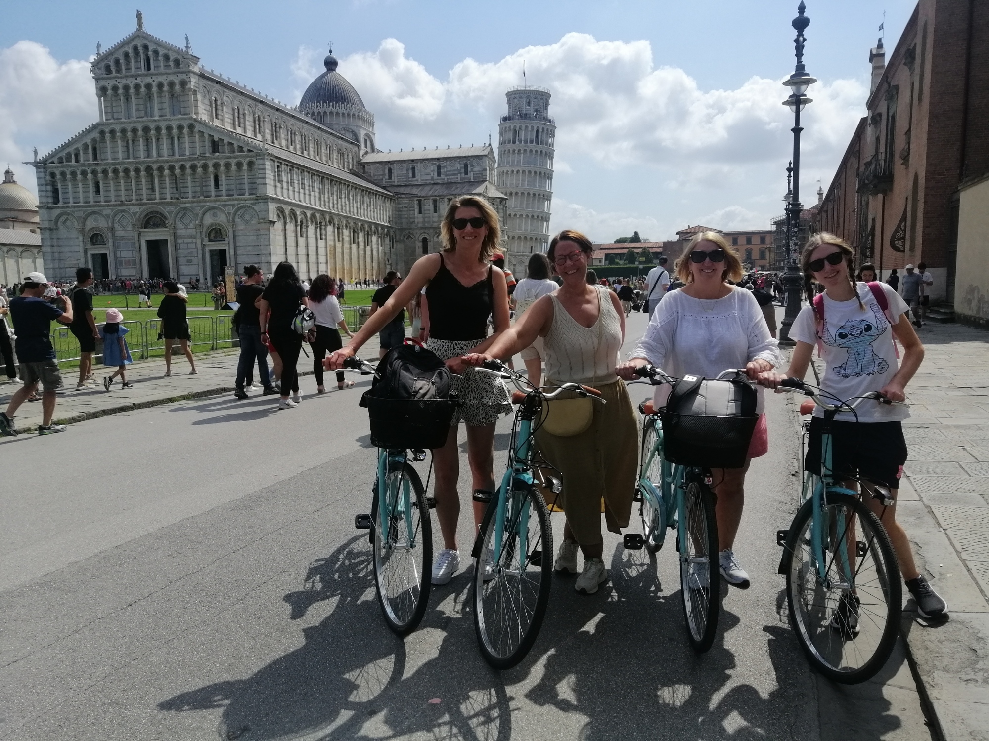 Gruppo di persone con le bici in piazza dei Miracoli