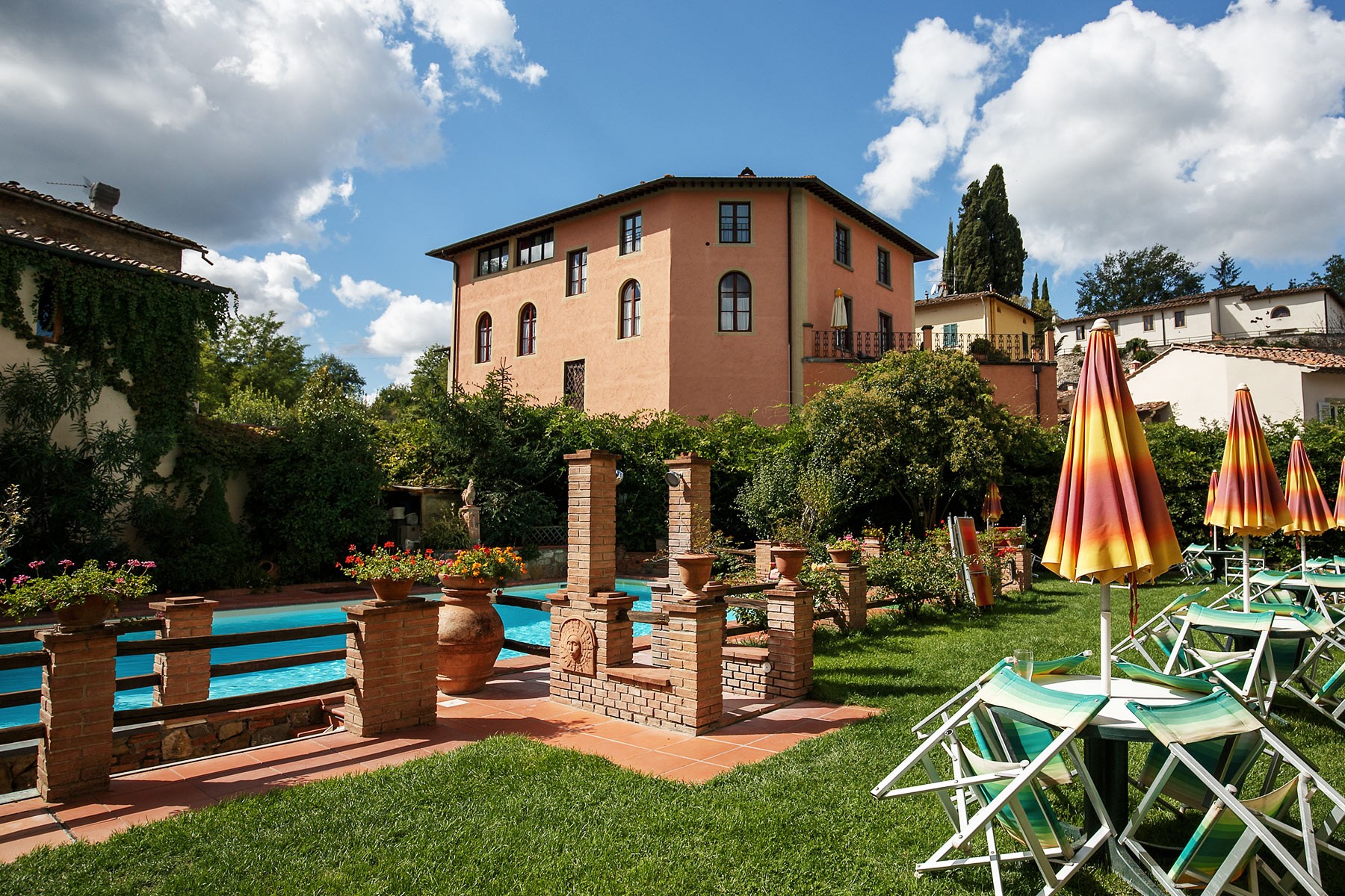Panoramica dell'hotel con la piscina sullo sfondo