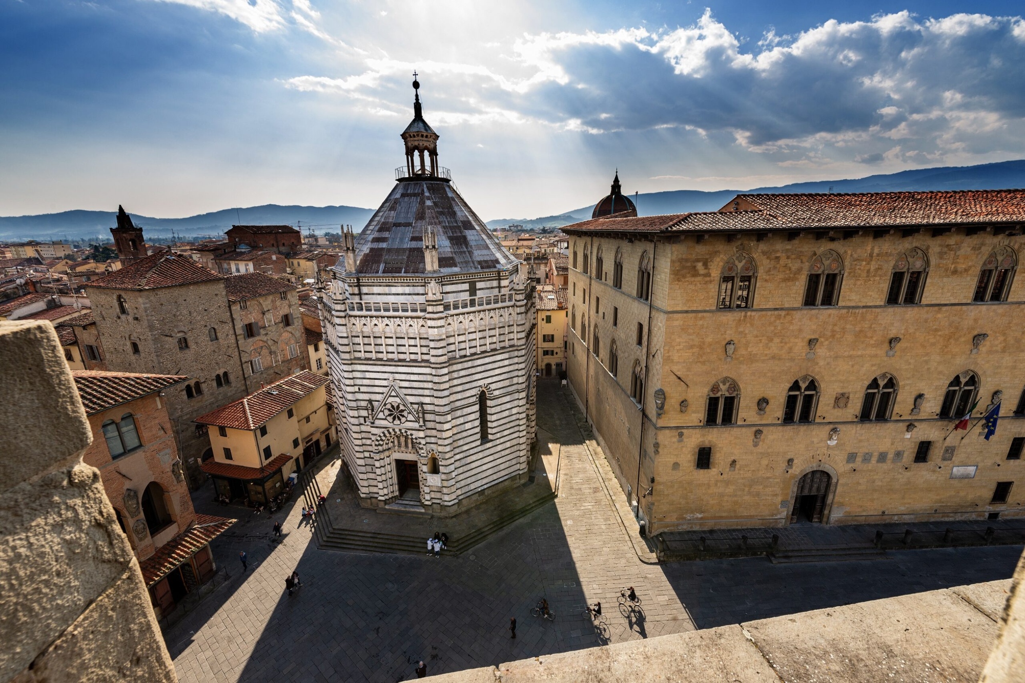 Panorama di Pistoia con il battistero di San Giovanni in primo piano