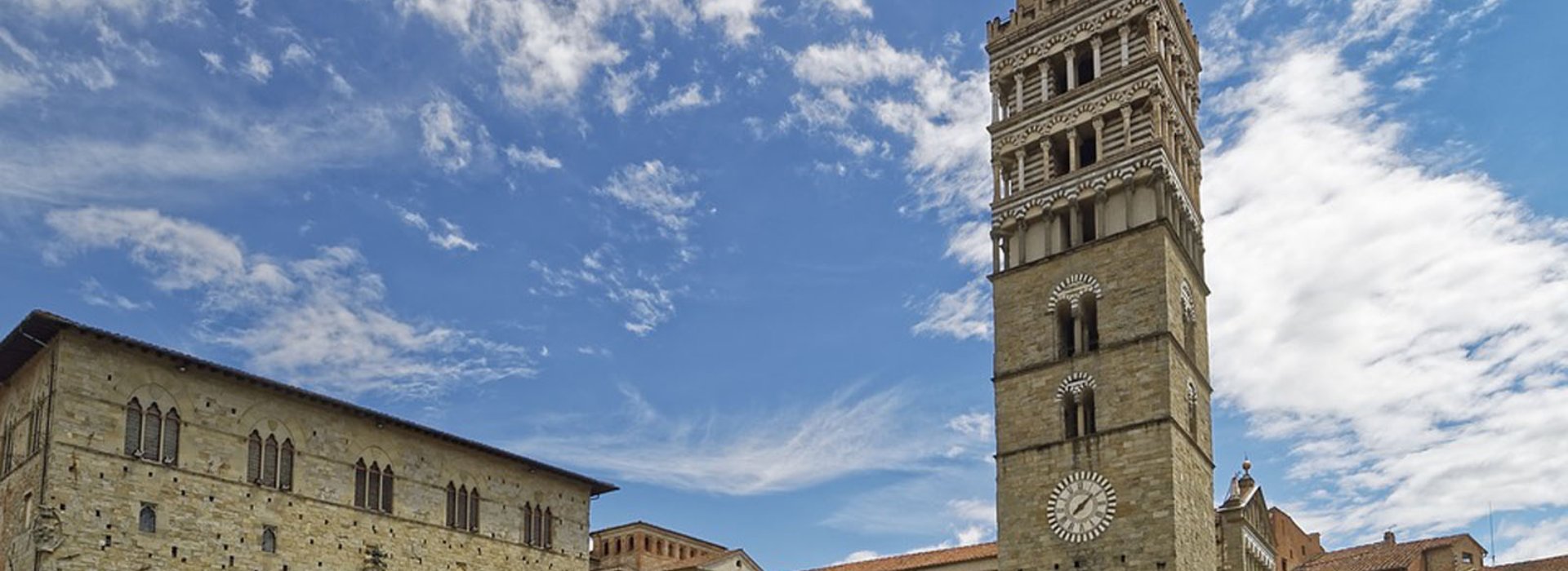 Torre del campanile nella Piazza del Duomo di Pistoia