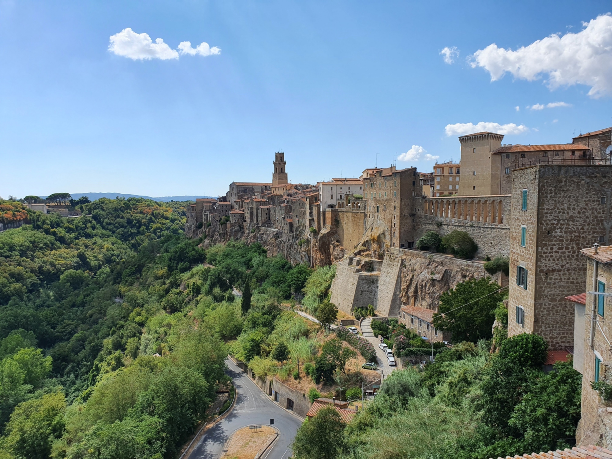 Vue panoramique sur le village de Pitigliano, perché de manière spectaculaire au sommet d’une falaise escarpée de tuf