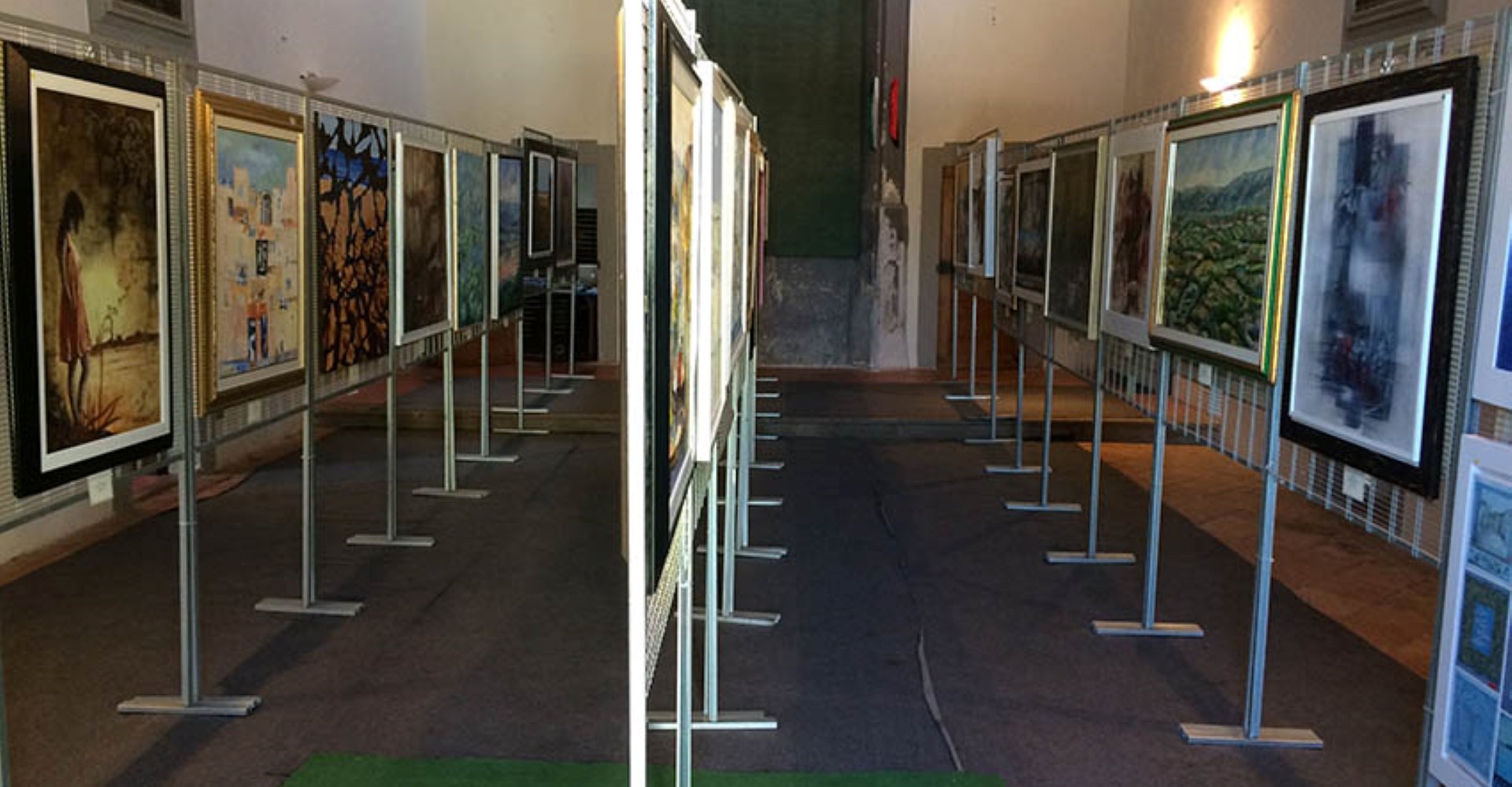 Sala con opere pittoriche esposte Sala con opere pittoriche esposte