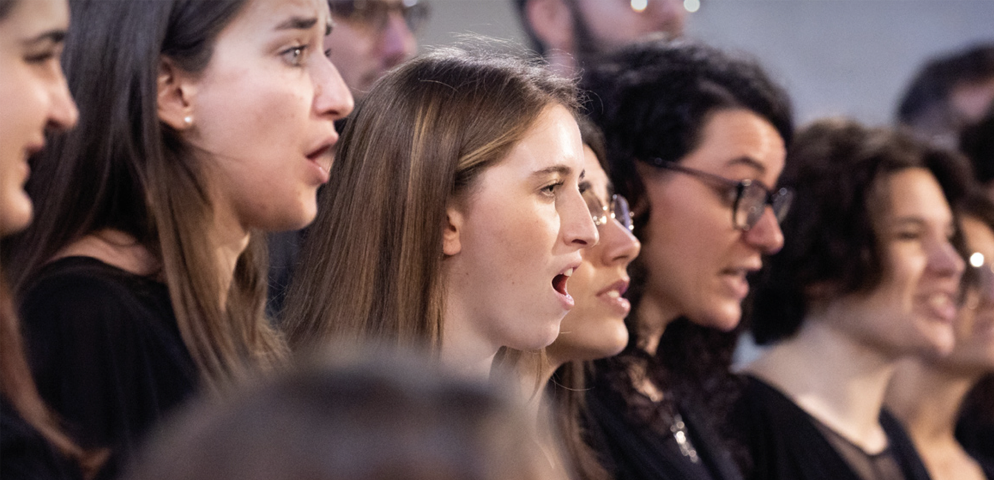 Immagine di coriste che cantano