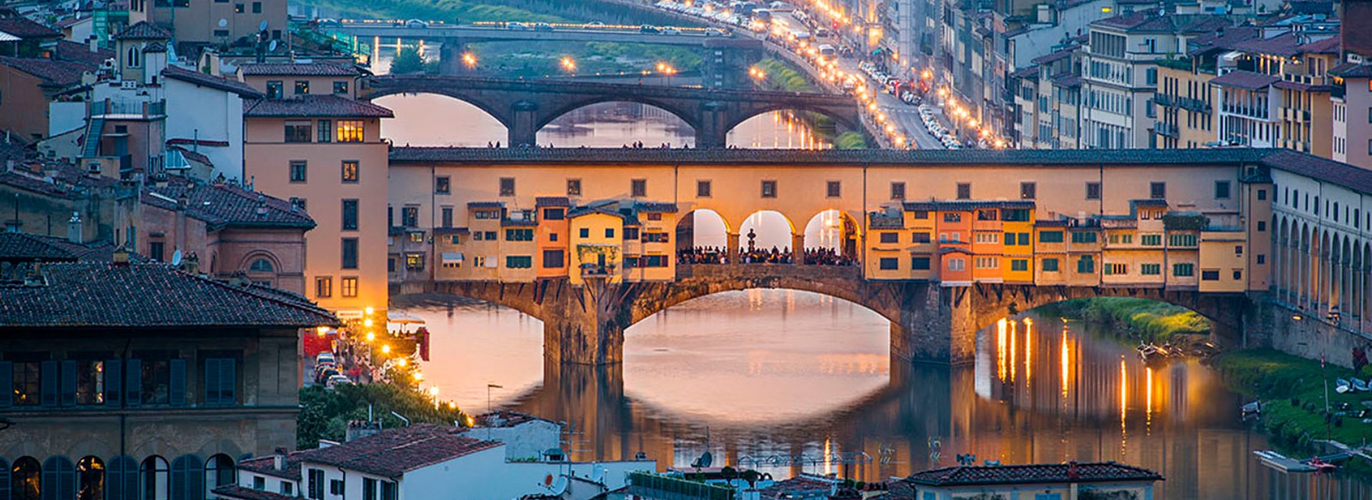 Vista su Ponte Vecchio e sull'Arno a Firenze