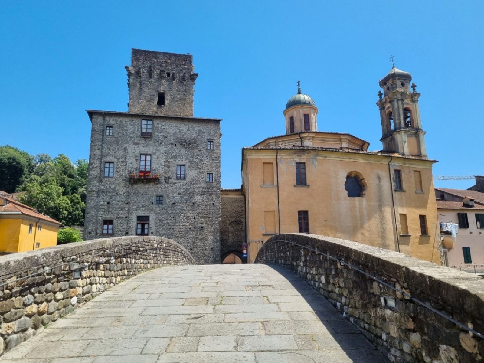 Itinerario di visita nel centro storico di Pontremoli, città medievale sulla Via Francigena, la porta della Toscana