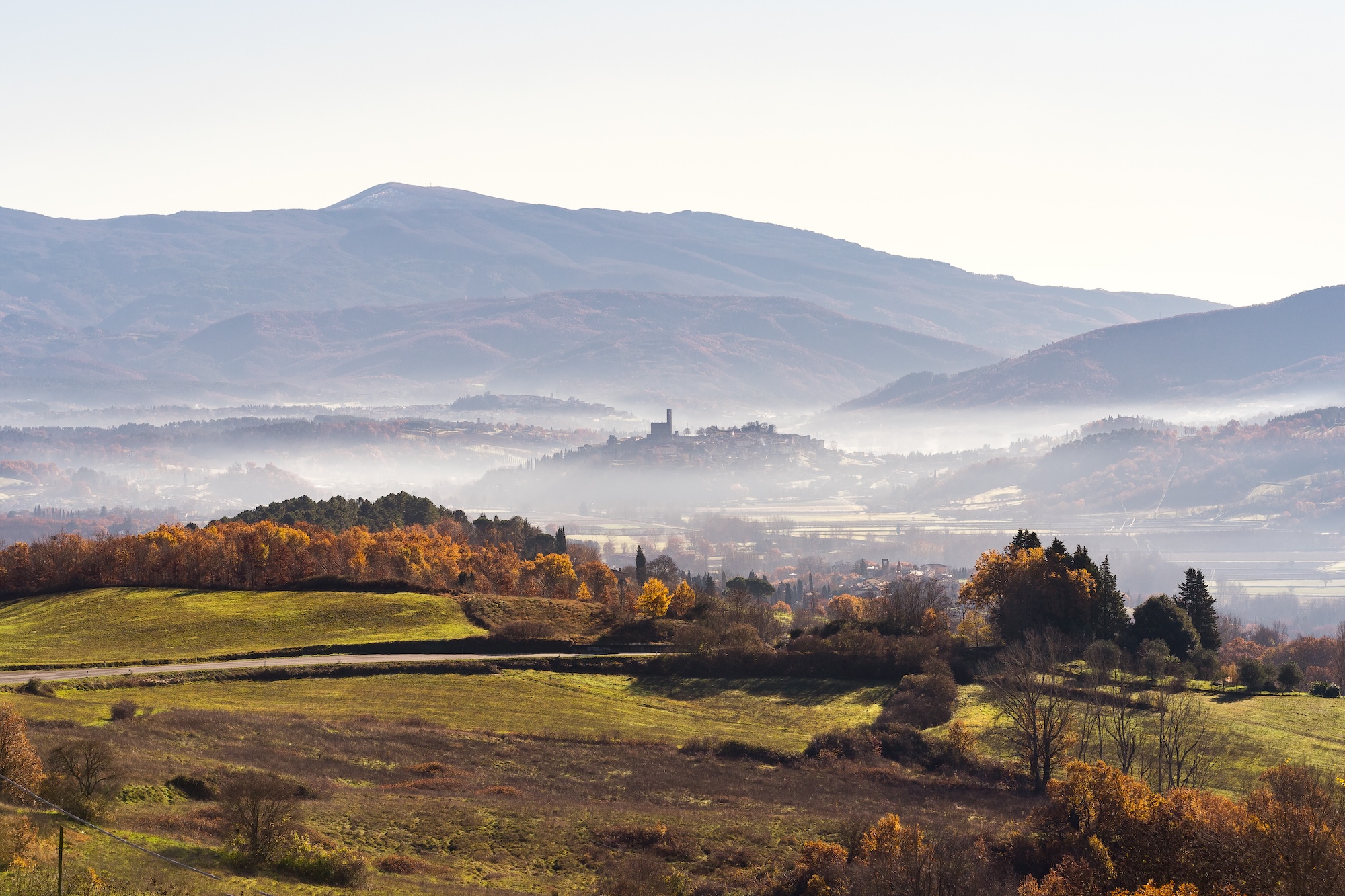 La Valle del Casentino. In lontananza, il castello di Poppi
