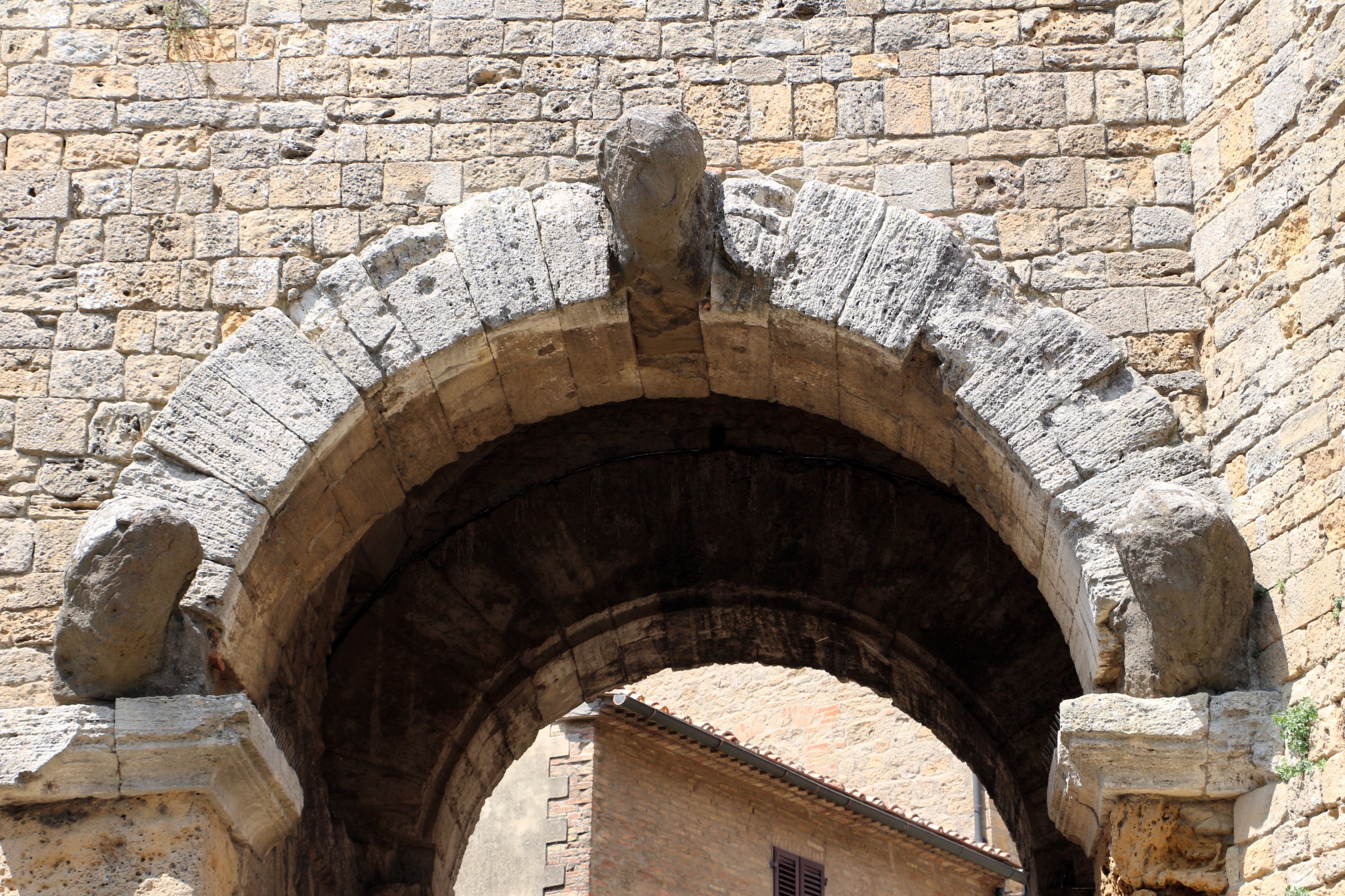 Les trois têtes humaines de Porta all'Arco