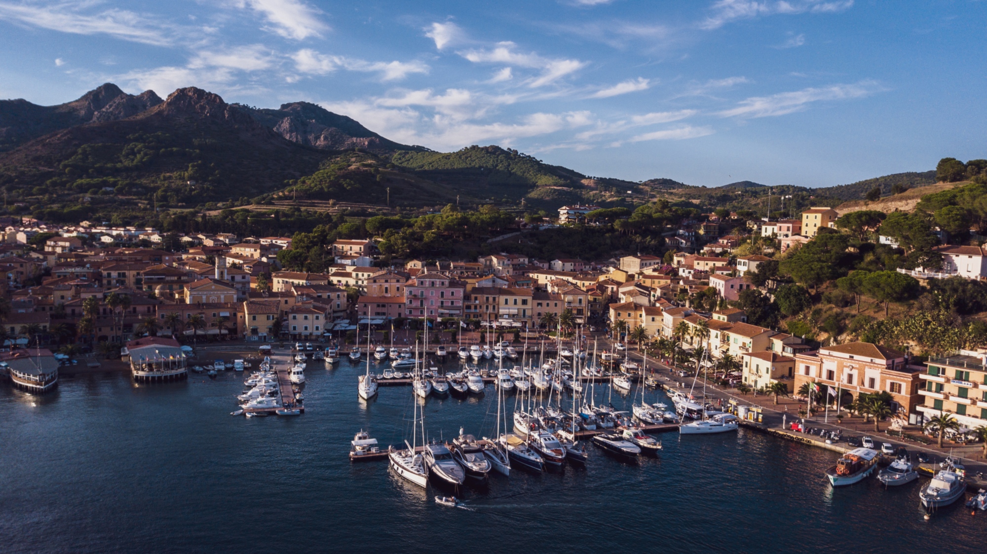 Blick aus der Vogelperspektive auf den Hafen und den Ort Porto Azzurro