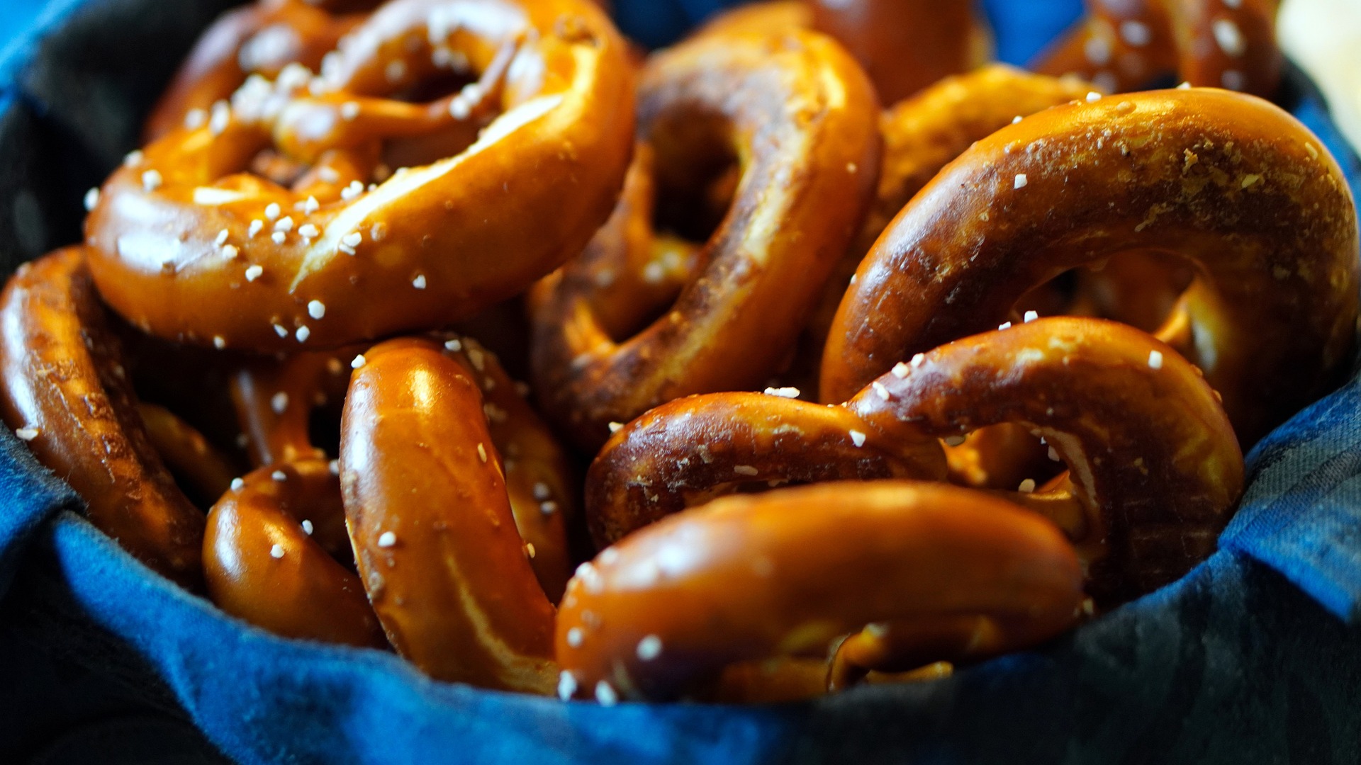 pretzel-g5fd52af1a_1920.jpg