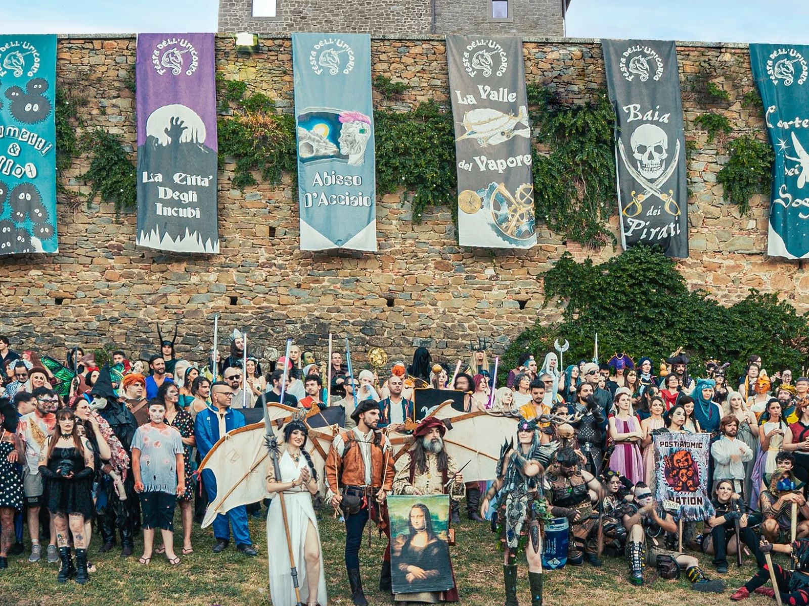 Immagine della festa con persone in costume