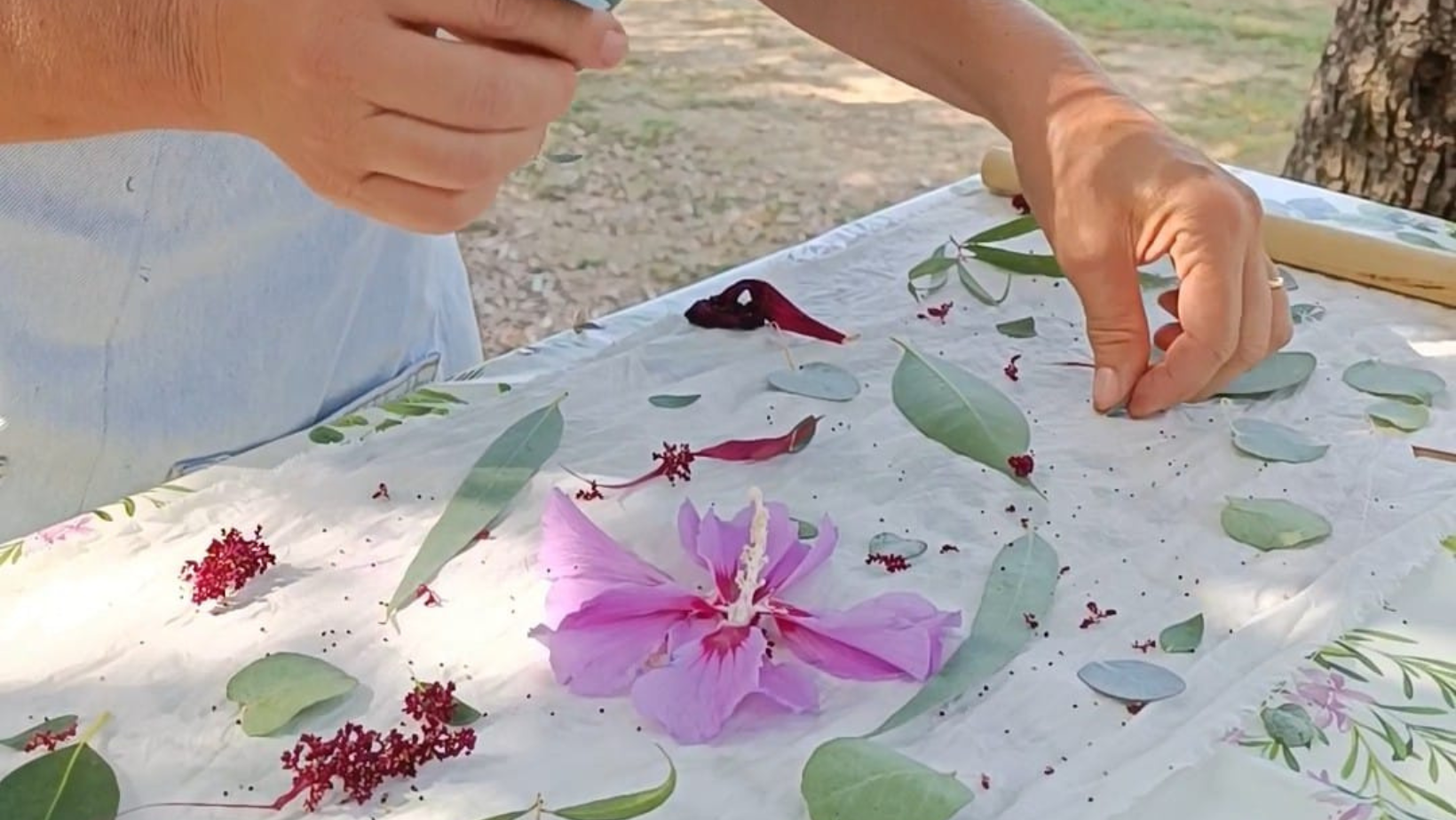Laboratorio di stampa botanica a Il Giardino di Manipura, per scoprire l'impronta della natura sui tessuti