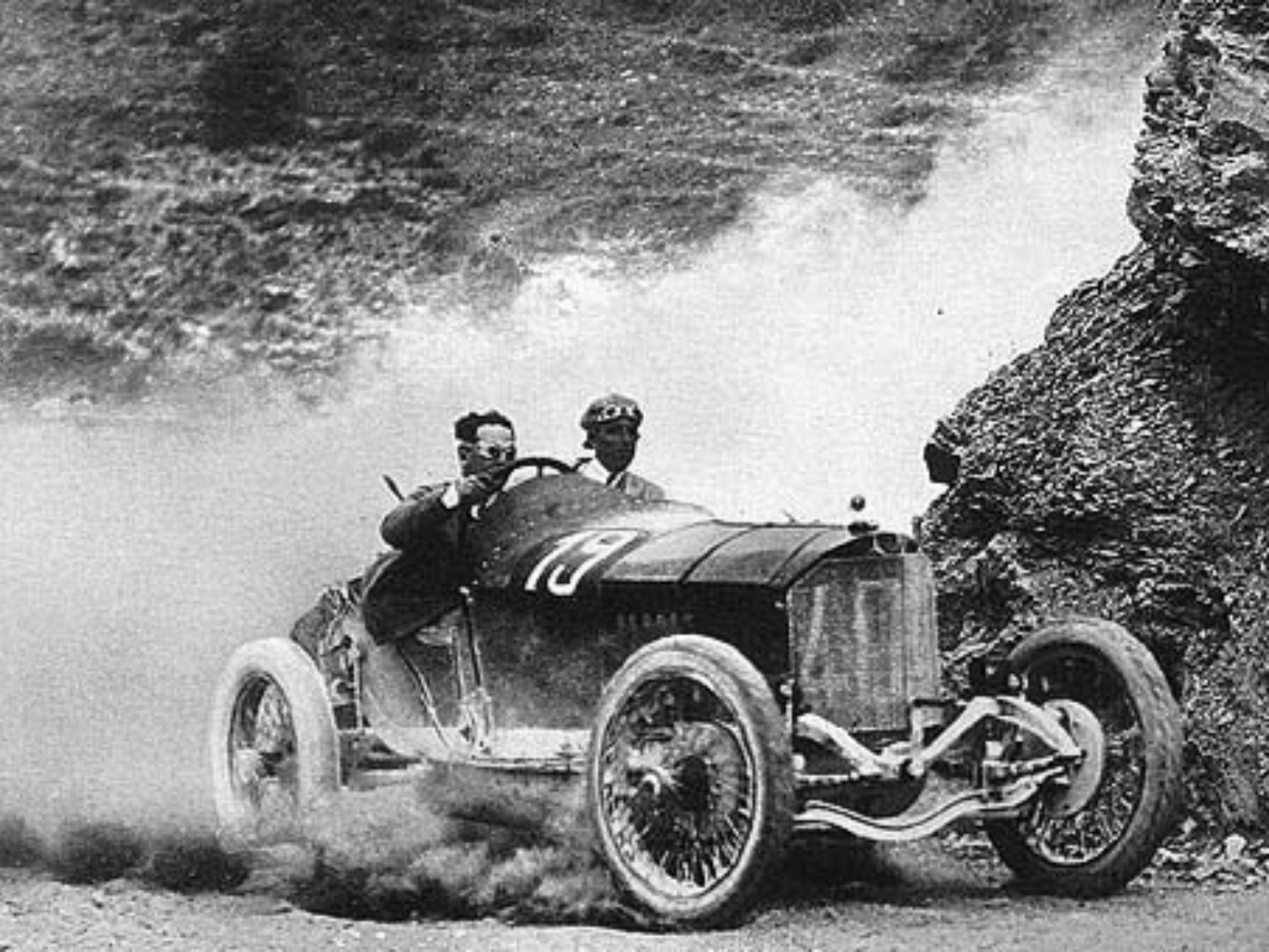 Masetti in una spettacolare derapata sulla Consuma a bordo della sua Mercedes.
