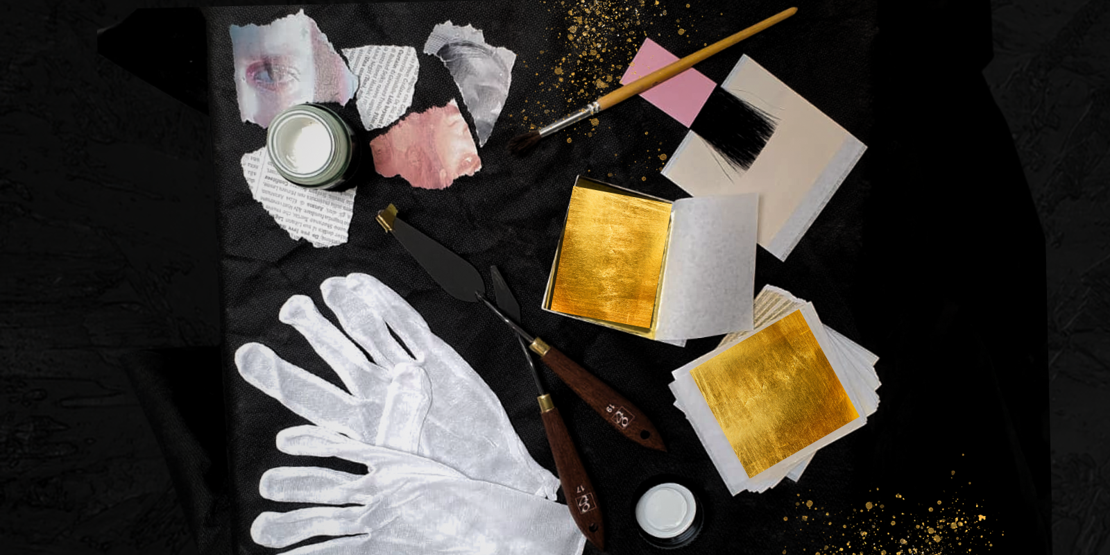 Immagine dei materiali del collage: foglia oro, guanti, carta e pennello