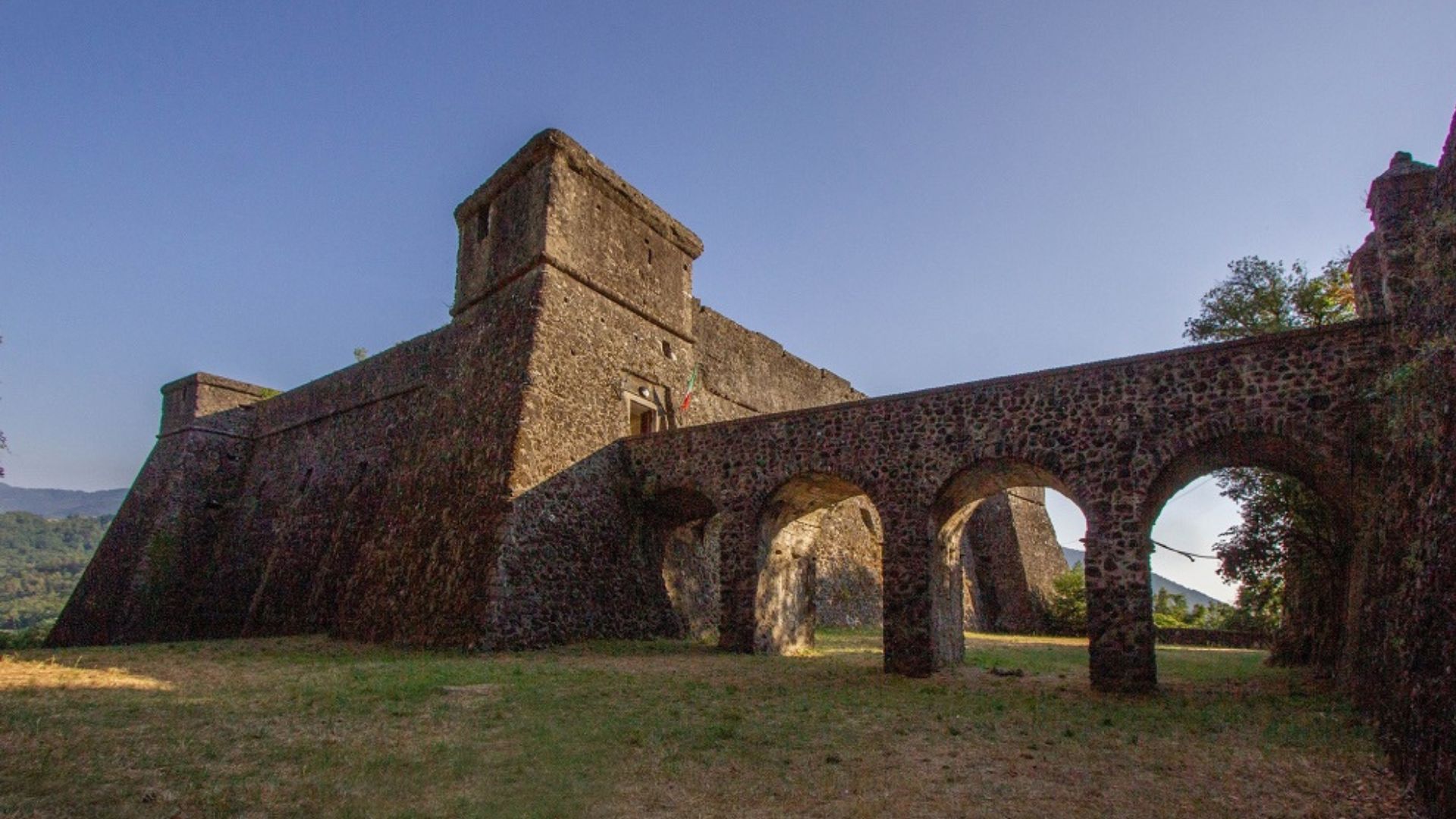 La Fortezza della Brunella è un’imponente fortificazione rinascimentale che si trova nel centro storico di Aulla