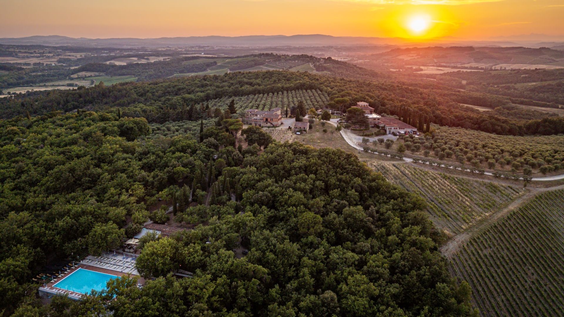 Vista dall'alto della struttura, cantina ed il territorio circostante