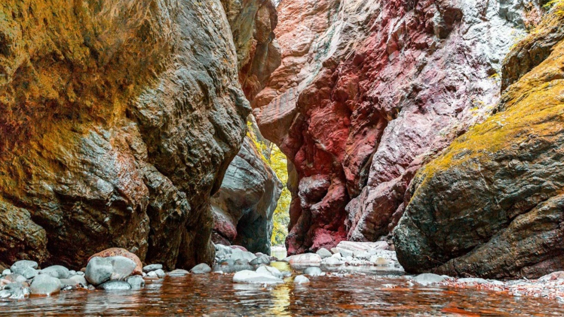 Un trekking fluviale negli Stretti di Giaredo, il più colorato canyon della Lunigiana
