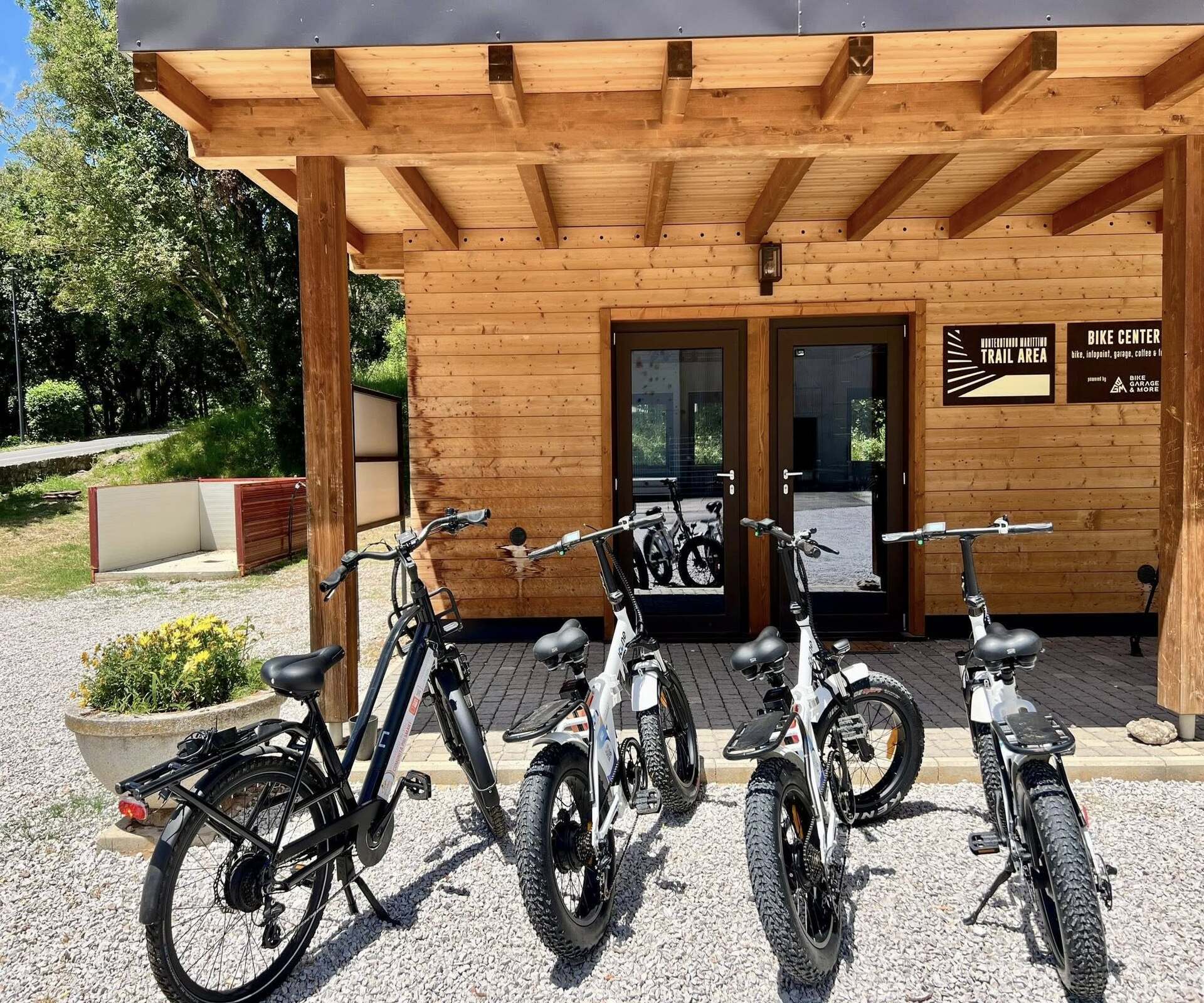 Tre biciclette davanti ad una struttura in legno