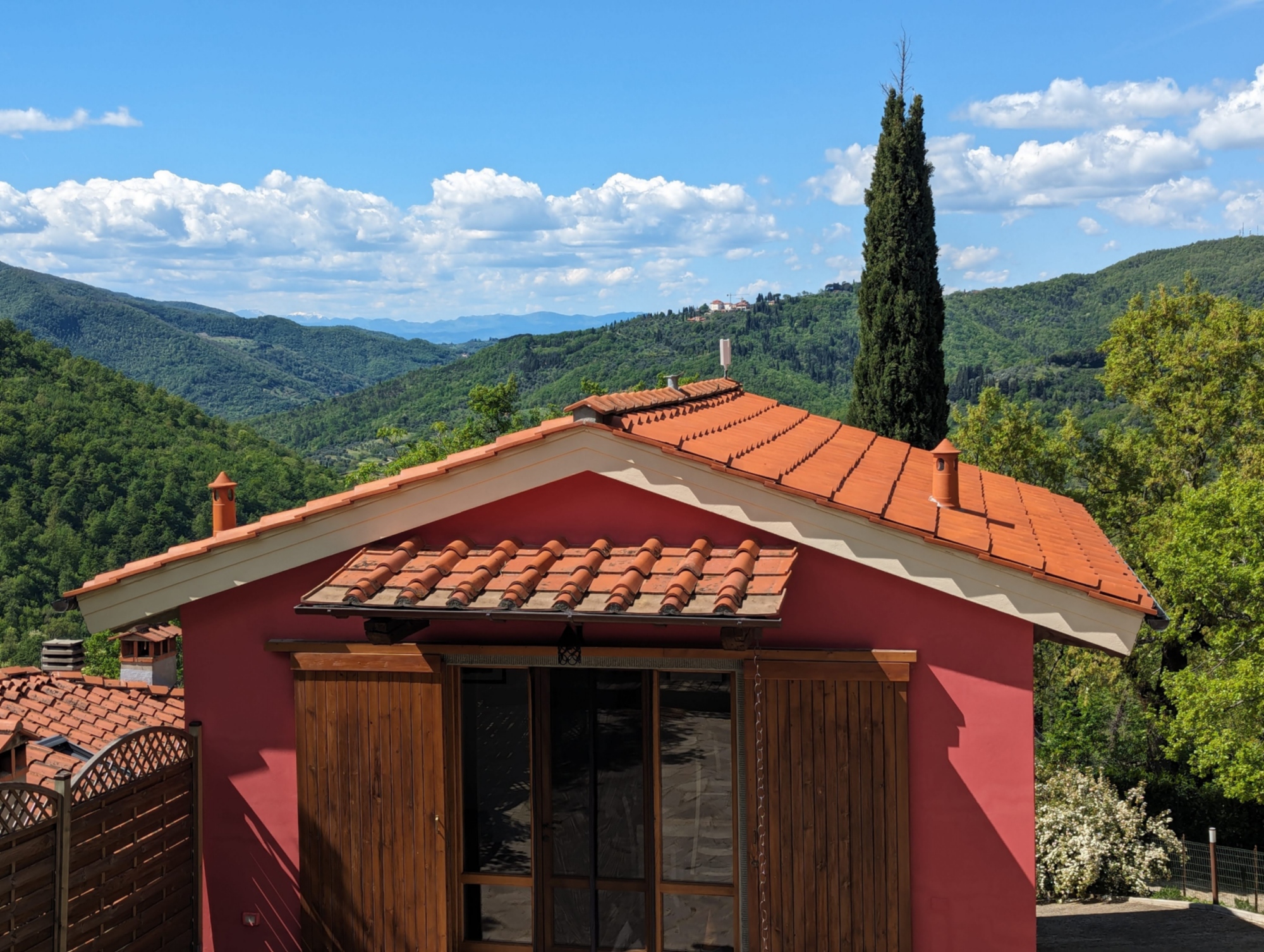 La parte esterna di Chiesa a Varena con vista sulle colline