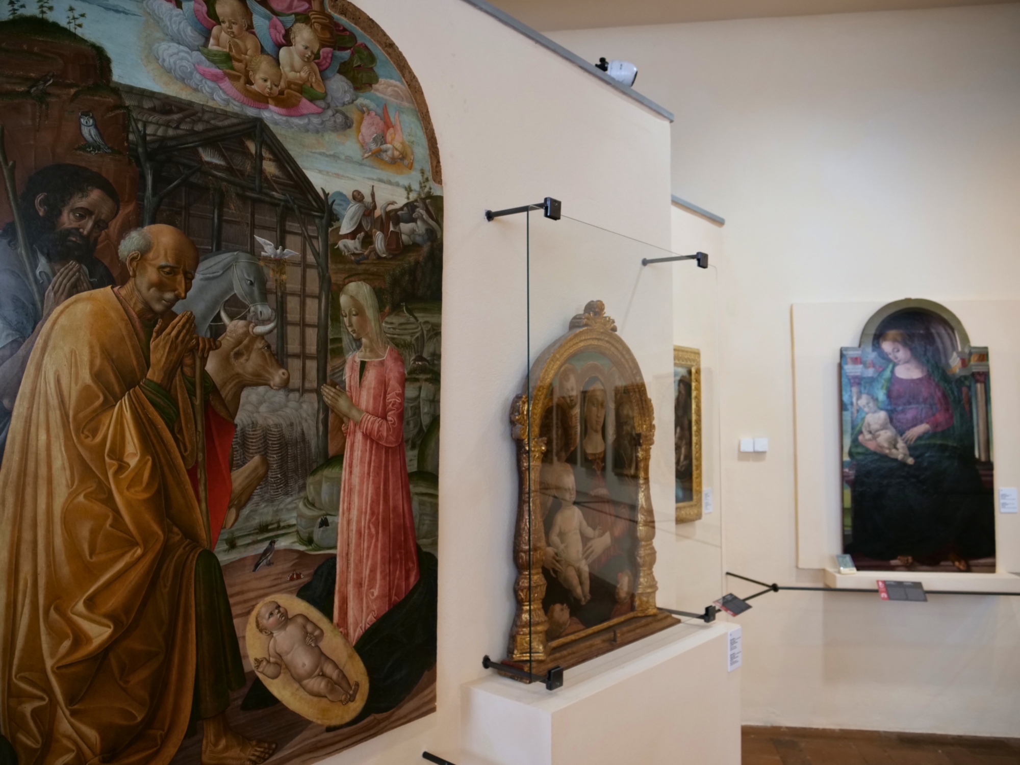 Una delle sale del museo dove si vedono dei dipinti