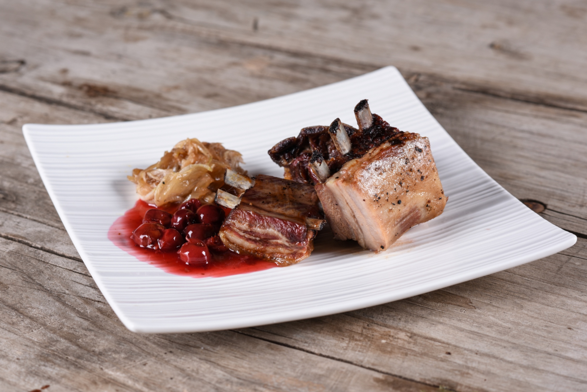 Piatto di carne alla brace con contorni