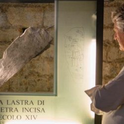 Lastra incisa conservata al museo della Rocca di Campiglia