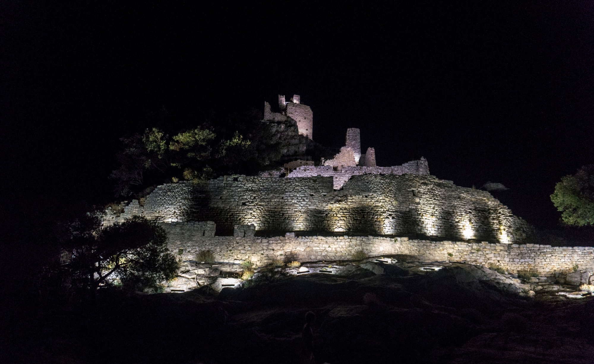 Veduta in notturna della Rocca di San Silvestro