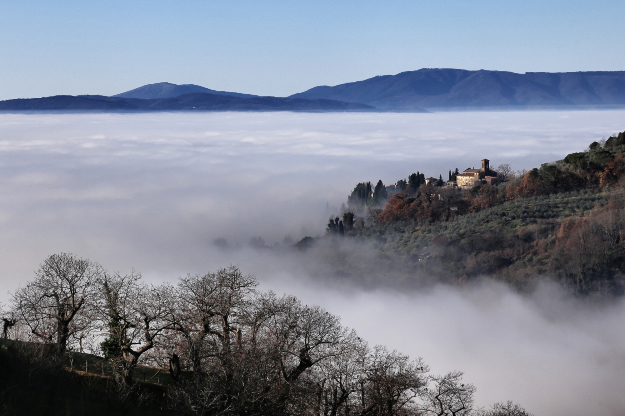 Panorama di Ronta con la nebbia