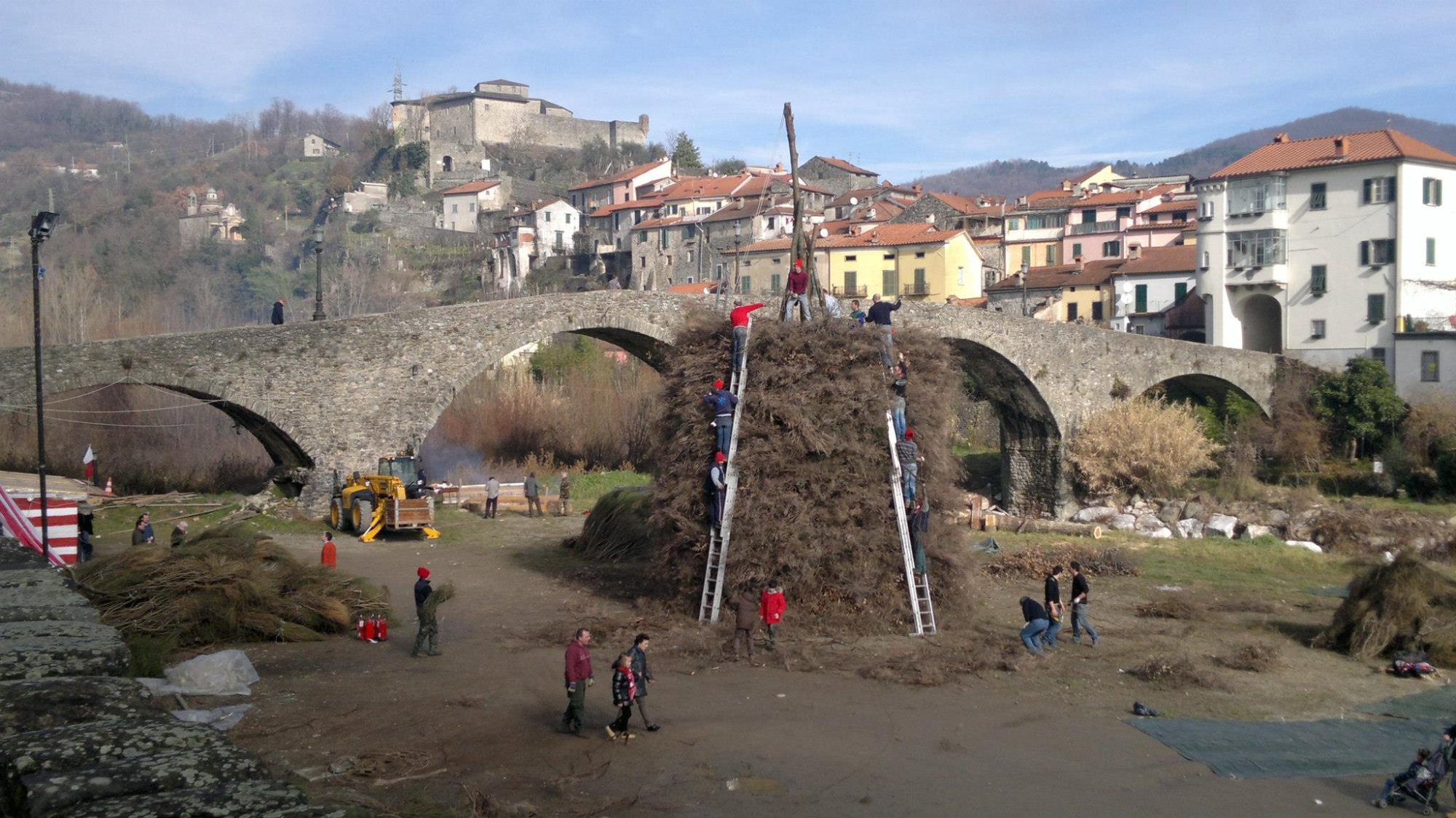 La disfida dei falò a Pontremoli