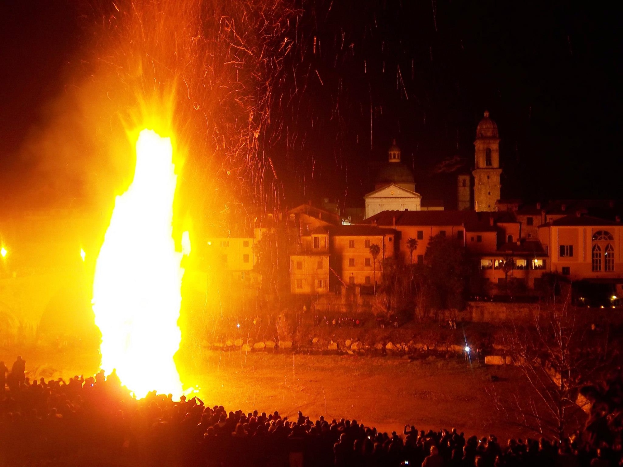 Pontremoli, speciale disfida dei falò: falò di San Geminiano
