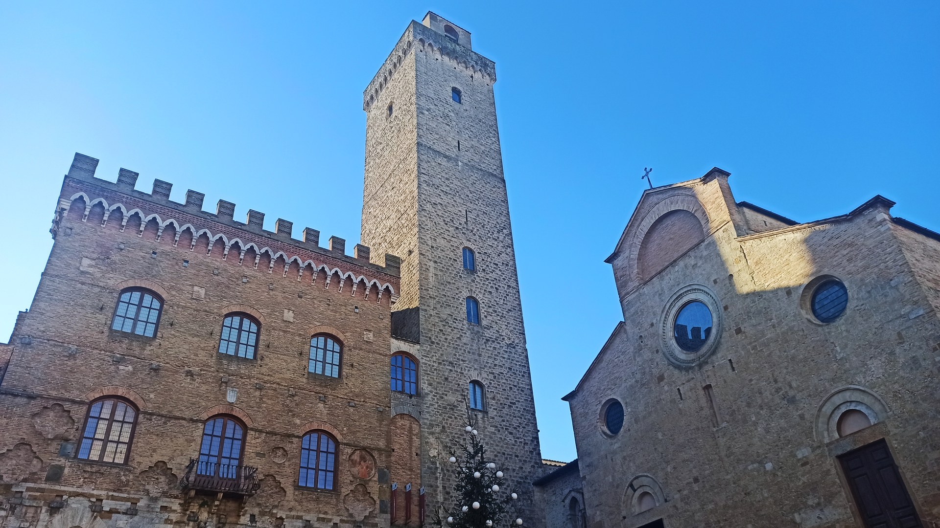 Piazza del Duomo a San Gimignano