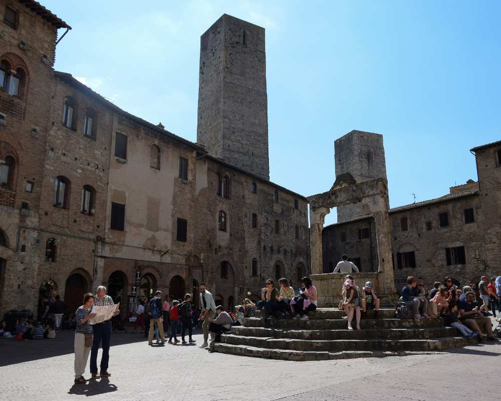 Plaza de la Cisterna en San Gimignano