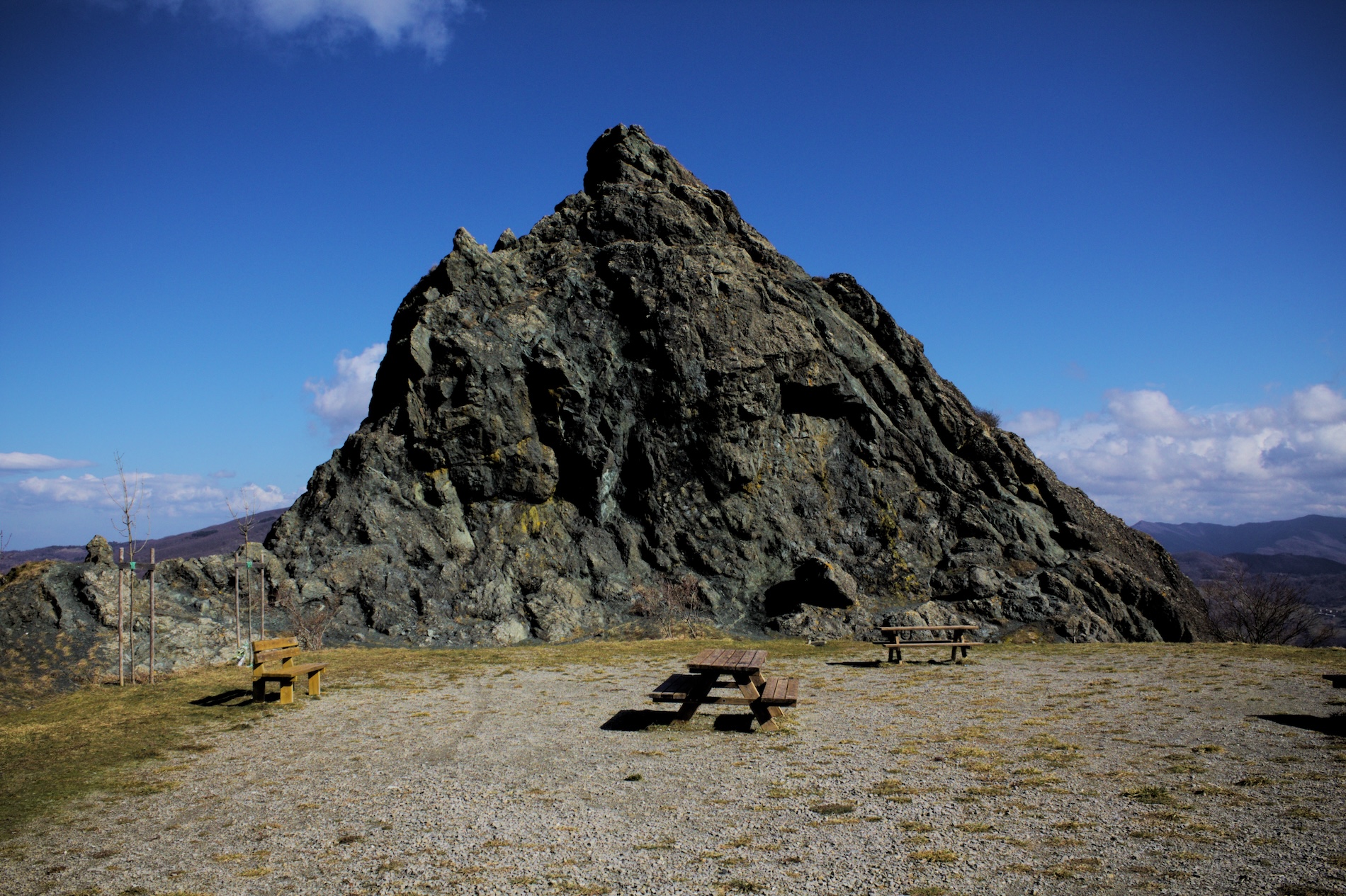 Il Sasso di San Zanobi, grande affioramento roccioso di origine ofiolitica, emerge tra i pascoli dell'Alto Mugello