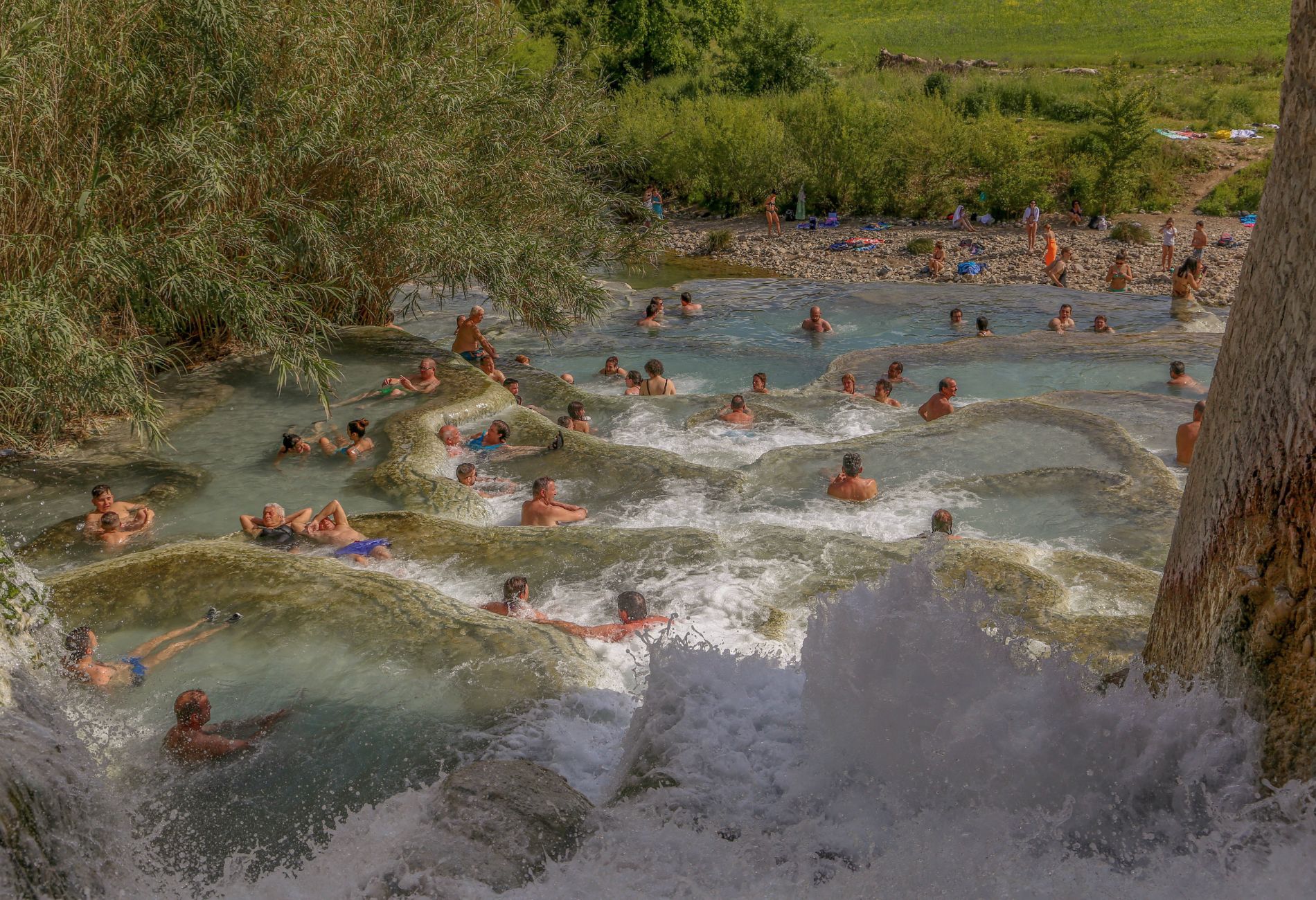 Free thermal baths of Saturnia