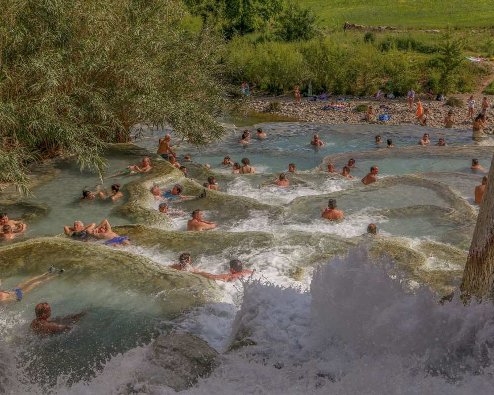 Free thermal baths of Saturnia