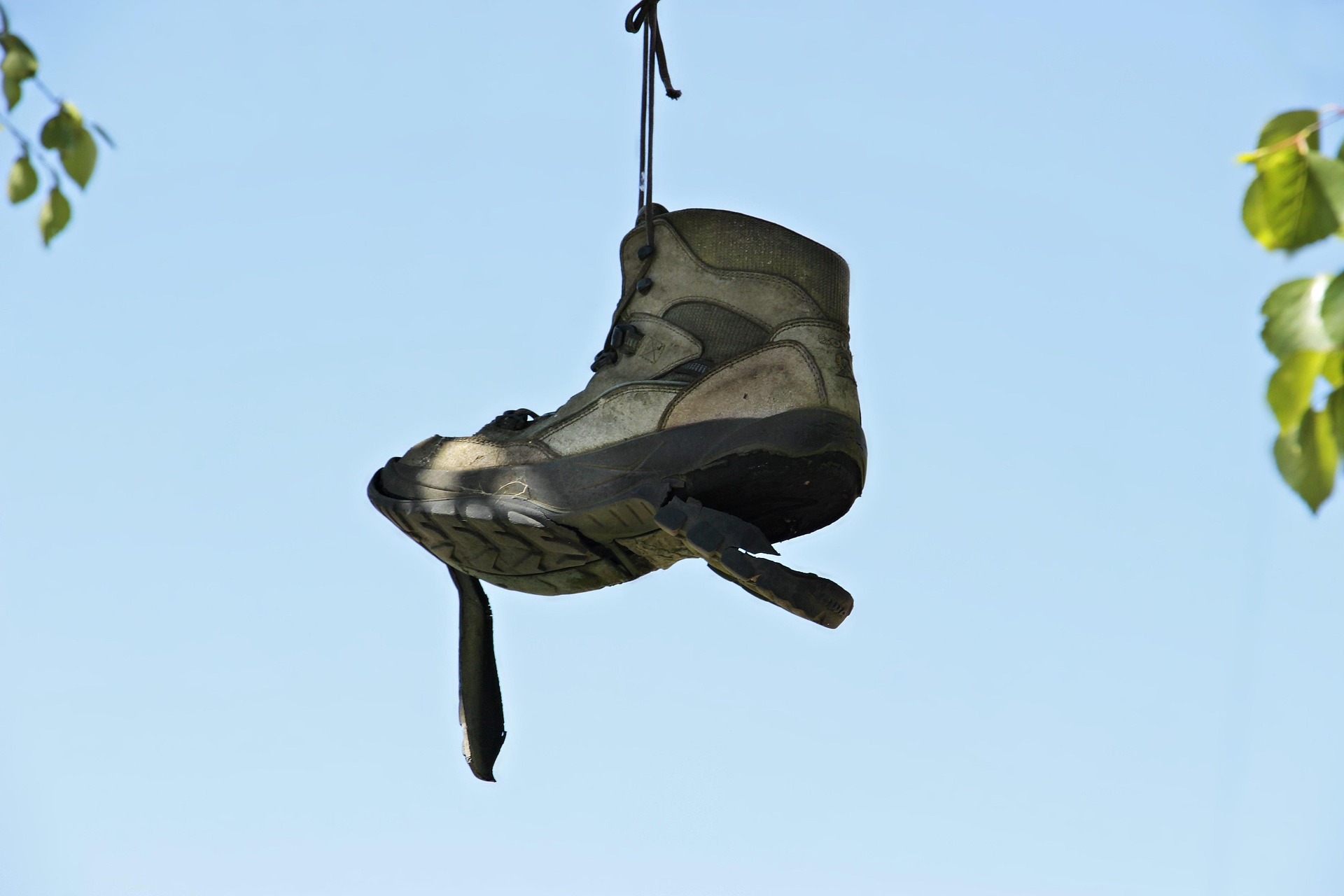 Scarpa da trekking appesa