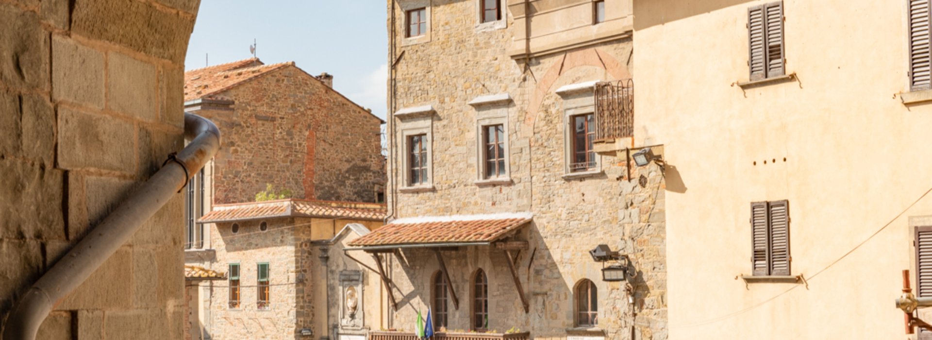 Un tour tra antichi palazzi e vicoli stretti e acciottolati della cittadina di Cortona Un tour tra antichi palazzi e vicoli stretti e acciottolati della cittadina di Cortona