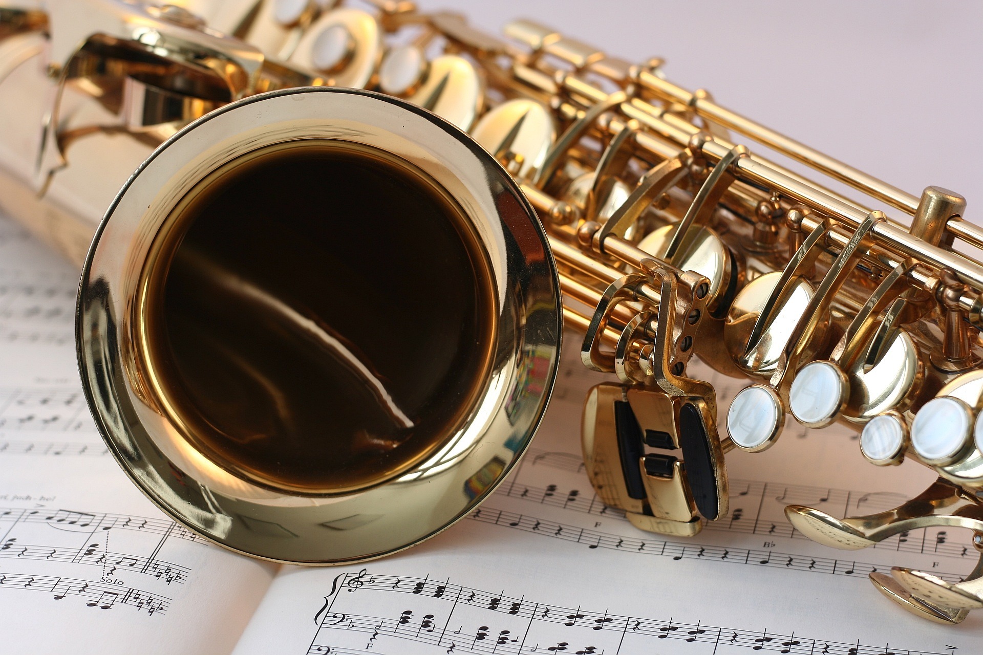 Immagine di uno spartito musicale e di un sassofono