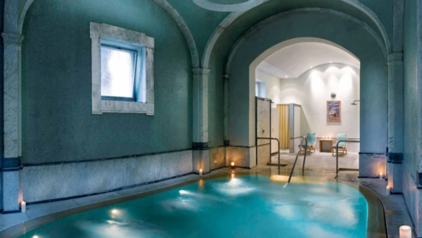 Lussuosa piscina termale interna al coperto con soffitto affrescato e illuminazione d'atmosfera presso Bagni di Pisa