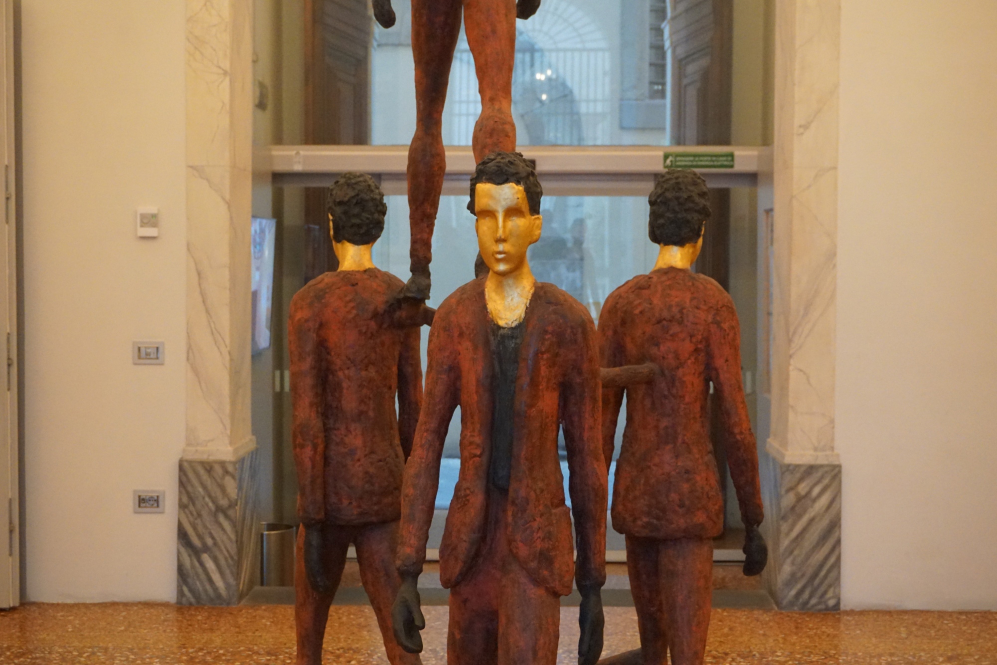 Le sculture all'ingresso di Palazzo de' Rossi